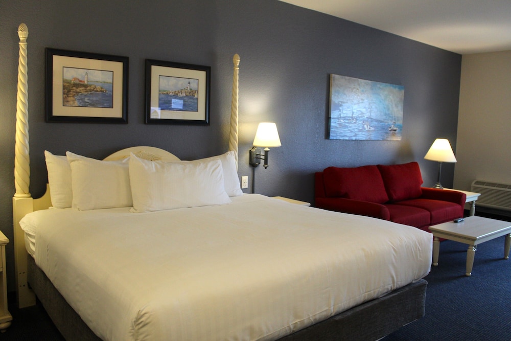 Hotel room at Blue Harbor Resort Sheboygan — Chicago hotels worth the stay